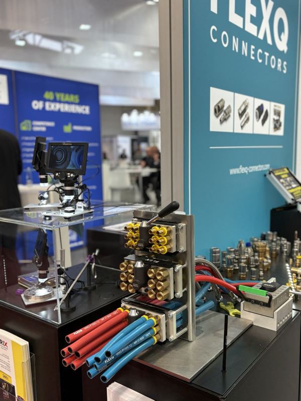 FLEXQ-Messestand auf der Fakuma 2026 mit Multikupplungen und Kupplungssortiment